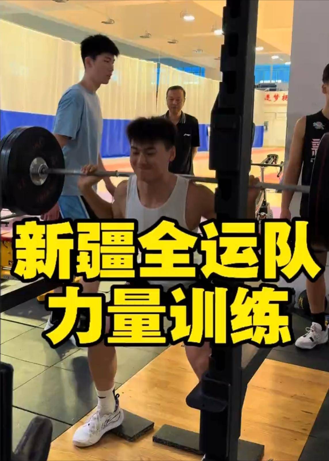 球员们在训练中互相鼓励，共同提高技术水平